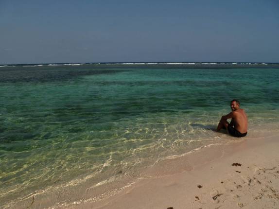 Vidinha difícil em ilhota paradisíaca na grande barreira de corais de Belize